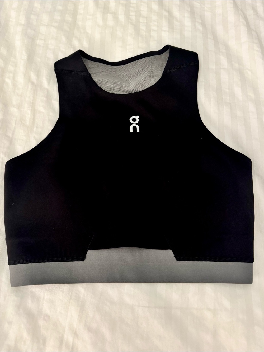 On Women's Train 2-in-1 Crop Sports Bra with Gray Band